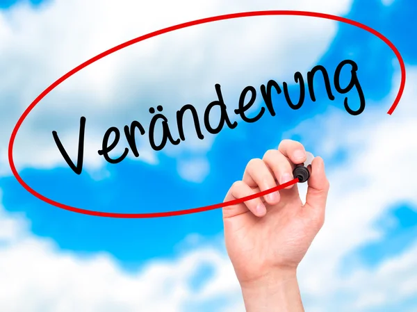 Man Hand writing Veranderung (Mudança em alemão) com marca preta — Fotografia de Stock