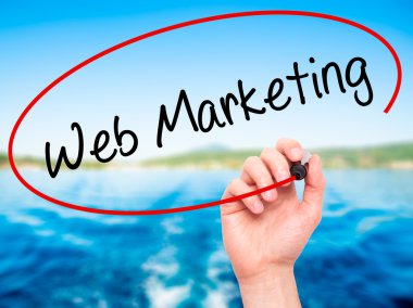 Adam el Web Pazarlama ile siyah kalemi görsel dağ eteğindeki taş yığını üzerinde yazma