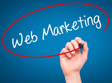 Adam el Web Pazarlama ile siyah kalemi görsel dağ eteğindeki taş yığını üzerinde yazma