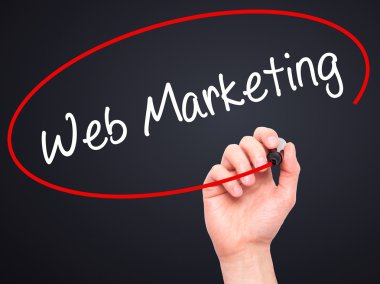 Adam el Web Pazarlama ile siyah kalemi görsel dağ eteğindeki taş yığını üzerinde yazma