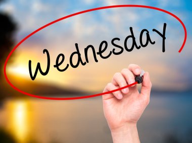 Adam el Çarşamba ile siyah kalemi görsel ekranda yazma.