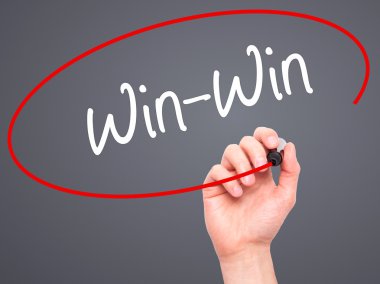 Adam el kazan-kazan ile siyah kalemi görsel ekranda yazma.