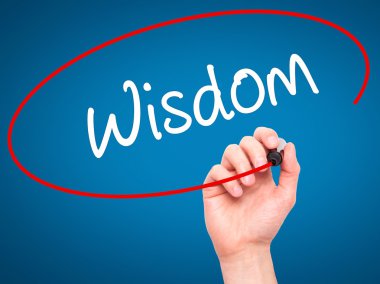 Adam el bilgelik ile siyah kalemi görsel ekranda yazma.