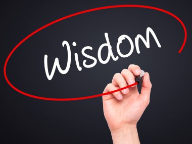 Adam el bilgelik ile siyah kalemi görsel ekranda yazma.