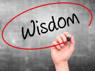 Adam el bilgelik ile siyah kalemi görsel ekranda yazma.