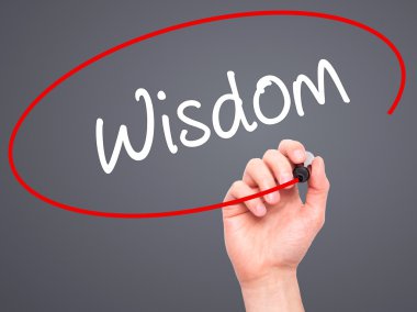 Adam el bilgelik ile siyah kalemi görsel ekranda yazma.