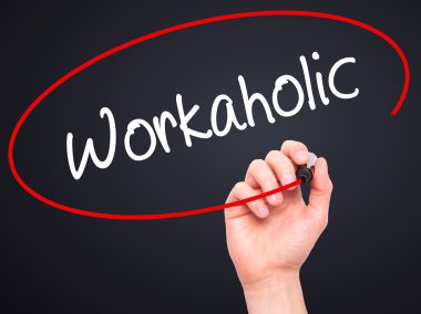 Adam el işkolik siyah kalemi ile görsel ekranda yazma.