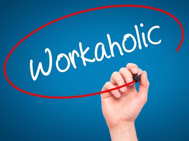 Adam el işkolik siyah kalemi ile görsel ekranda yazma.