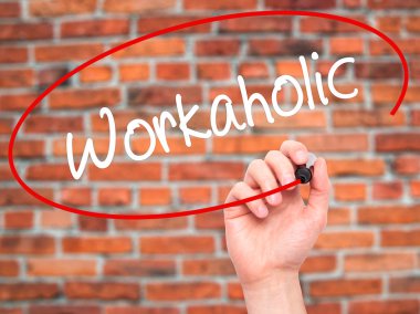 Adam el işkolik siyah kalemi ile görsel ekranda yazma.