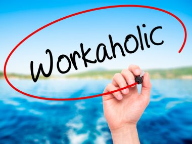 Adam el işkolik siyah kalemi ile görsel ekranda yazma.