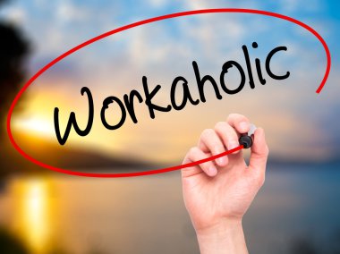 Adam el işkolik siyah kalemi ile görsel ekranda yazma.