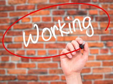 Adam el çalışma ile siyah kalemi görsel ekranda yazma.