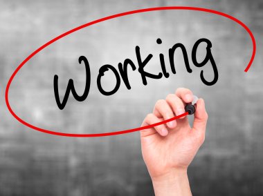 Adam el çalışma ile siyah kalemi görsel ekranda yazma.