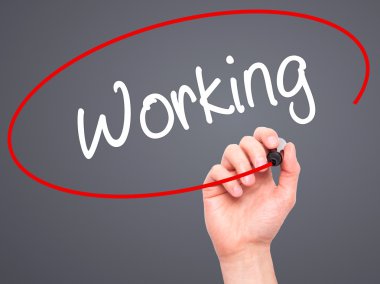 Adam el çalışma ile siyah kalemi görsel ekranda yazma.