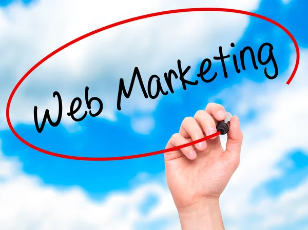Adam el Web Pazarlama ile siyah kalemi görsel dağ eteğindeki taş yığını üzerinde yazma