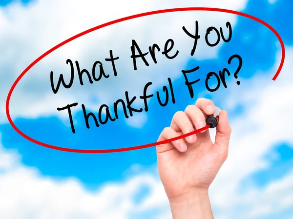 Man Hand schrijven wat zijn je dankbaar voor? met zwarte marker op — Stockfoto