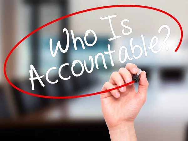 Man Hand menulis Who Is Accountable? dengan penanda hitam pada visual — Stok Foto