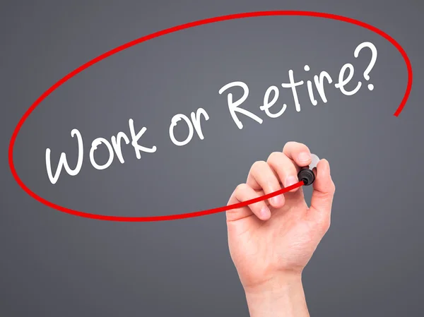 Man Hand skriva arbete eller pension? med svart markering på visuella scr — Stockfoto