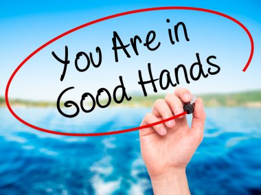 Görs üzerinde siyah kalemi ile ellerde bulunmaktadır el yazma dostum