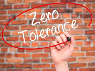 Adam el sıfır hoşgörü ile siyah kalemi görsel scre yazma.