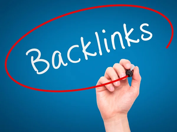 Hombre Escritura a mano Backlinks con marcador en el panel de limpieza transparente — Foto de Stock