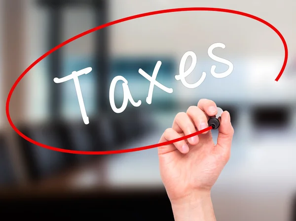 Mann schreibt Steuern mit Filzstift auf transparentem Wischbrett — Stockfoto
