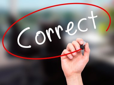 Adam el doğru siyah kalemi ile görsel ekranda yazma.