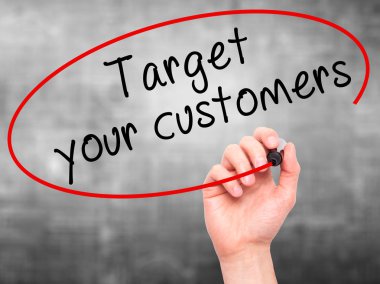 Adam el hedef müşterileriniz ile siyah kalemi Görs üzerinde yazma