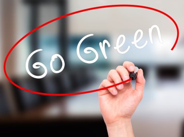 Adam el Go Green ile siyah kalemi görsel ekranda yazma.