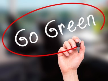 Adam el Go Green ile siyah kalemi görsel ekranda yazma.