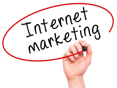 Adam el Internet pazarlama ile siyah kalemi görsel üzerinde yazılı. 