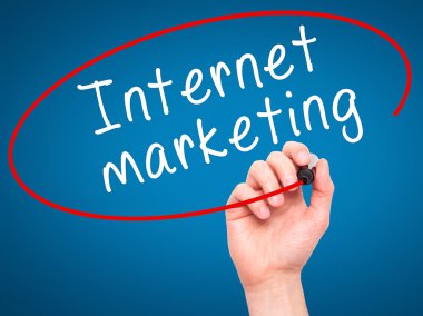 Adam el Internet pazarlama ile siyah kalemi görsel üzerinde yazılı. 