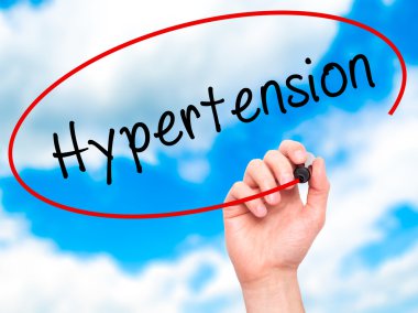 Adam el hipertansiyon ile siyah kalemi görsel ekranda yazma.