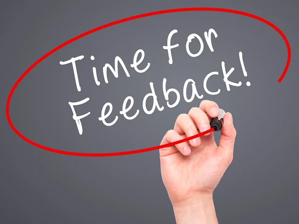 Man Hand schrijven Time for Feedback met zwarte marker op visuele s — Stockfoto