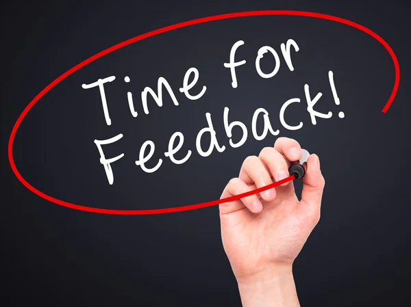 Man Hand schrijven Time for Feedback met zwarte marker op visuele s — Stockfoto