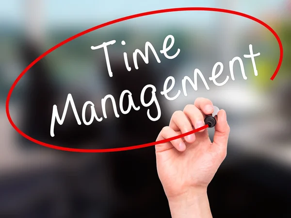 Man Hand schrijven van Time Management met zwarte marker op visuele scr — Stockfoto