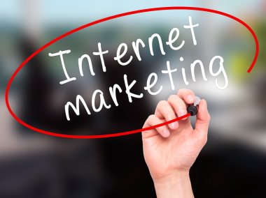 Adam el Internet pazarlama ile siyah kalemi görsel üzerinde yazılı. 