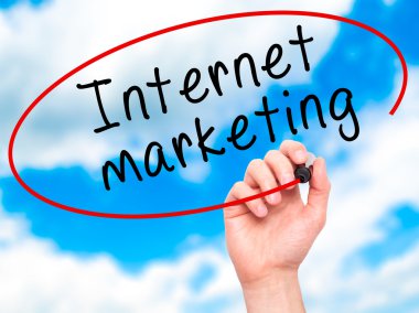 Adam el Internet pazarlama ile siyah kalemi görsel üzerinde yazılı. 