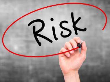 Adam el risk ile siyah kalemi görsel ekranda yazma.