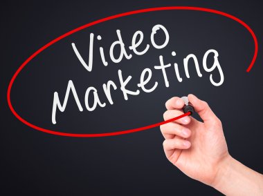 Adam el video pazarlama siyah marker görsel ekranda yazma