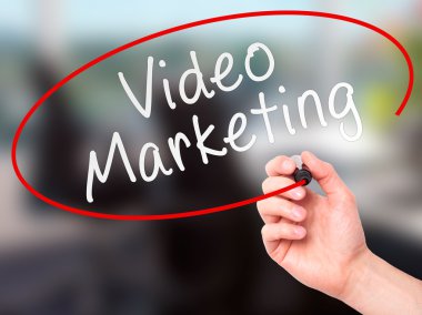 Adam el video pazarlama siyah marker görsel ekranda yazma