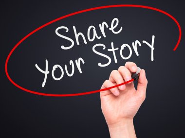 Adam el payı hikayenizi marker ile şeffaf yarı mamul üzerinde yazma.