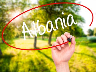 Adam el Arnavutluk ile siyah kalemi görsel ekranda yazma.