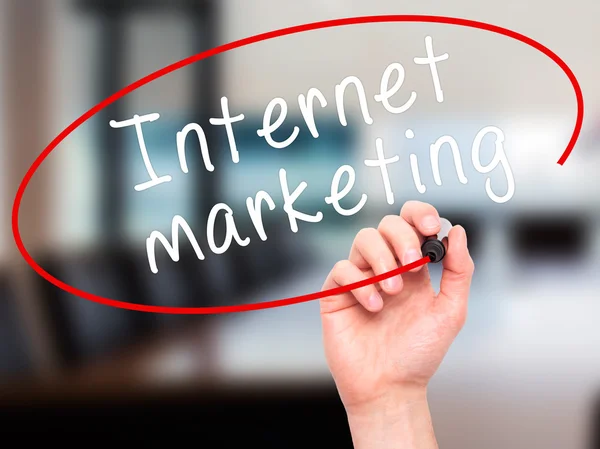Man Hand writing Internet marketing with black marker on visual — Stock Photo, Image