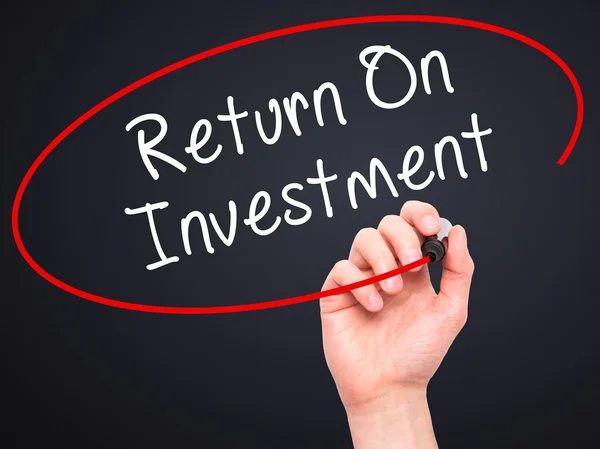 Mies Käsin kirjoittaminen Return On Investment musta merkki visu — kuvapankkivalokuva