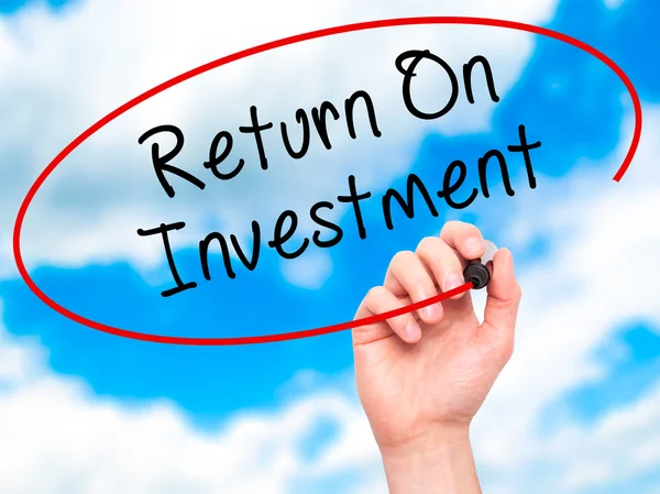 Man Hand skriva Return On Investment med svart markering på visu — Stockfoto