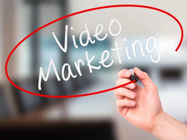 Hombre Escritura a mano Video Marketing marcador negro en pantalla visual — Foto de Stock