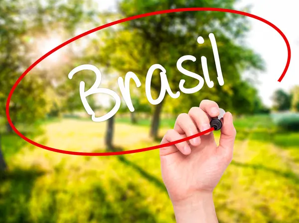 Man Hand skriver Brasil (Brasiliansk portugisiska) med svart märke — Stockfoto