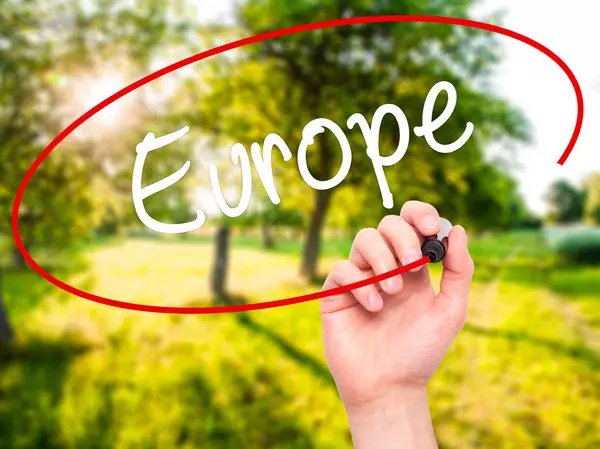 Man Hand skriver Europa med svart markering på visuella skärm — Stockfoto