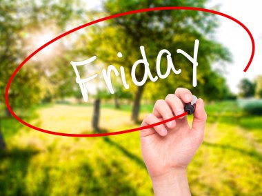 Adam el Cuma siyah kalemi ile görsel ekranda yazma.